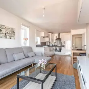 Apartment 2 Bed & 2 Bath Modern - Free Parking, Slough