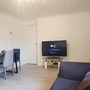 Holiday home 2 Bedroom Flat Near Heathrow Airport, Yiewsley